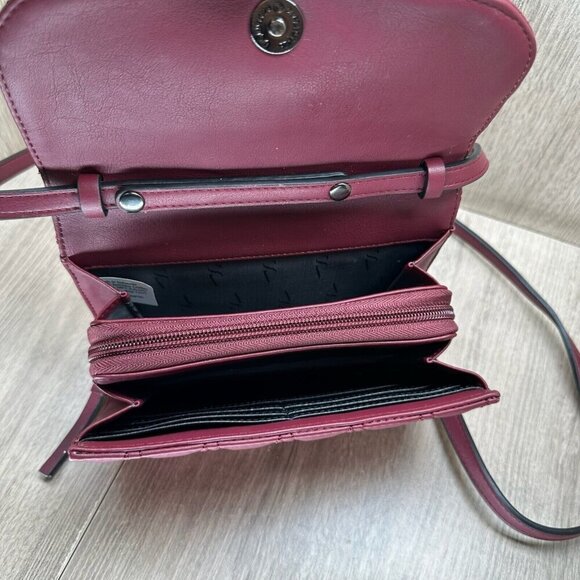 Simply Vera Wang Signature Quilted Envelope Mini Crossbody Bag Purse Burgundy - Picture 6 of 10